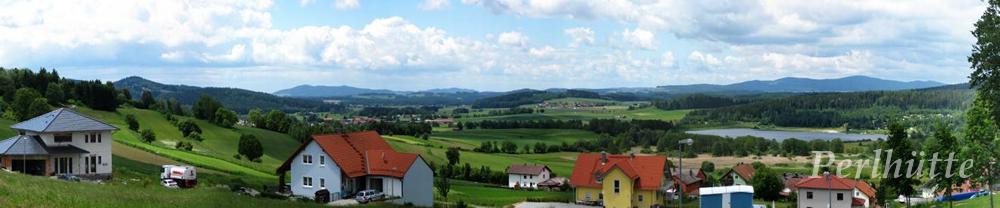 Aussicht: Perlhütte mit Neubaugebiet und Perlsee