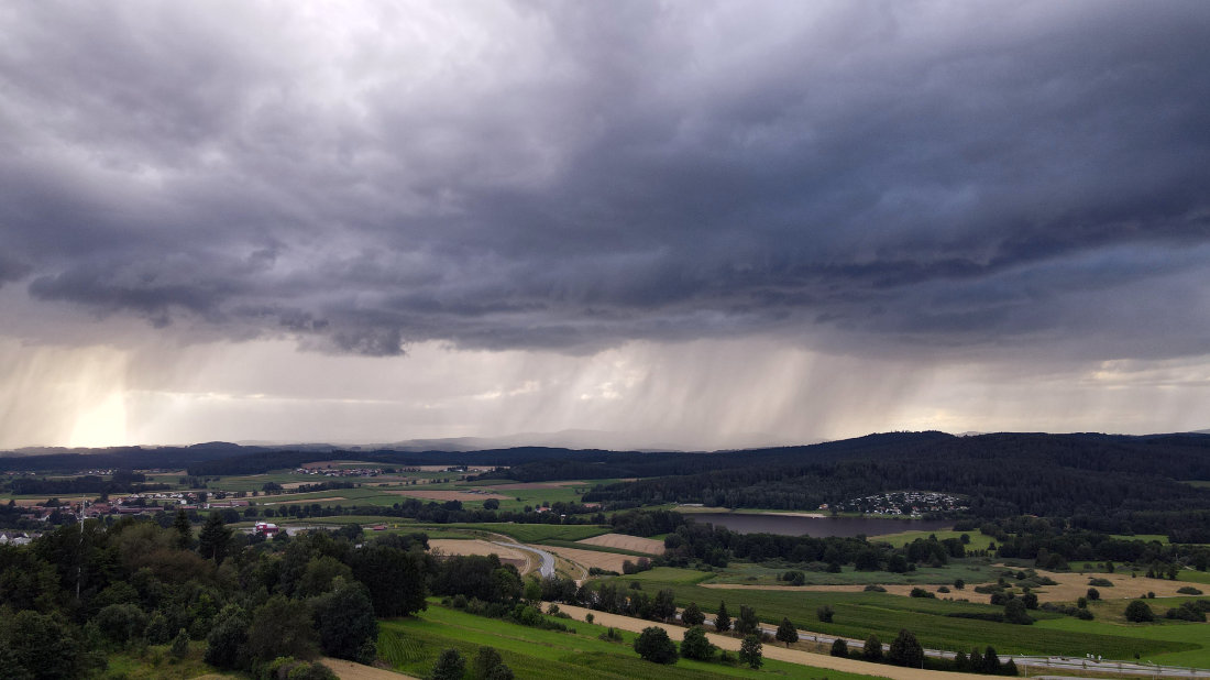 2021 Die Regenfront kommt über den Perlsee